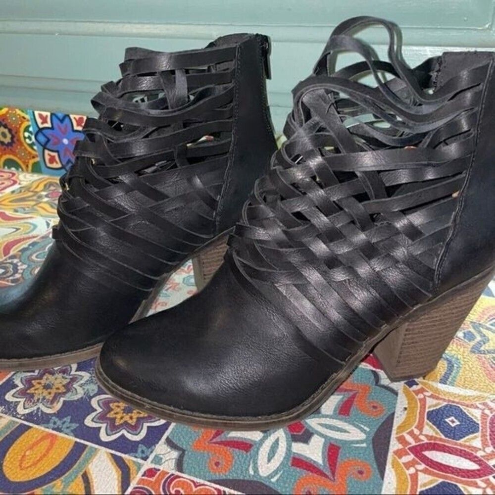 Fergalicious by Fergie Weaver booties sz 8